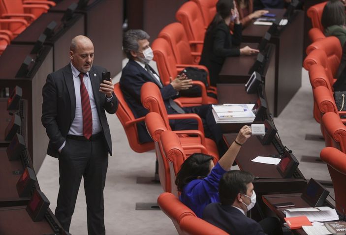 a TBMM'de Fuat Oktay konuşurken hoparlörden müzik açan TİP milletvekili Sera Kadıgil'e ceza