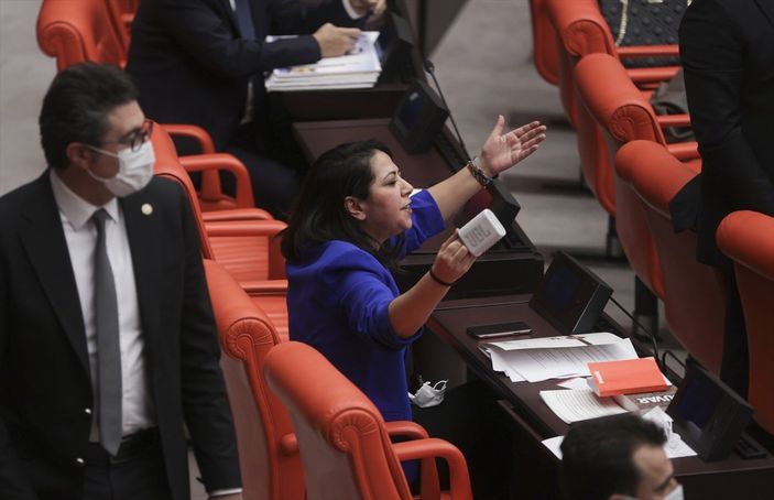 a TBMM'de Fuat Oktay konuşurken hoparlörden müzik açan TİP milletvekili Sera Kadıgil'e ceza