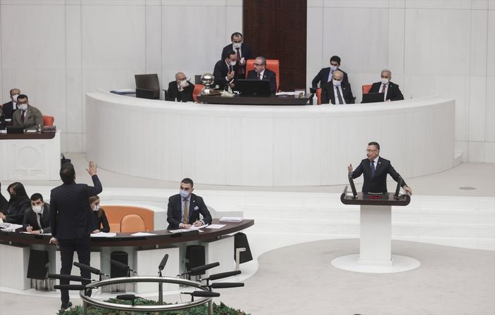 a TBMM'de Fuat Oktay konuşurken hoparlörden müzik açan TİP milletvekili Sera Kadıgil'e ceza