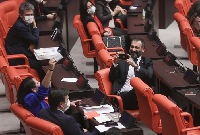 a TBMM'de Fuat Oktay konuşurken hoparlörden müzik açan TİP milletvekili Sera Kadıgil'e ceza