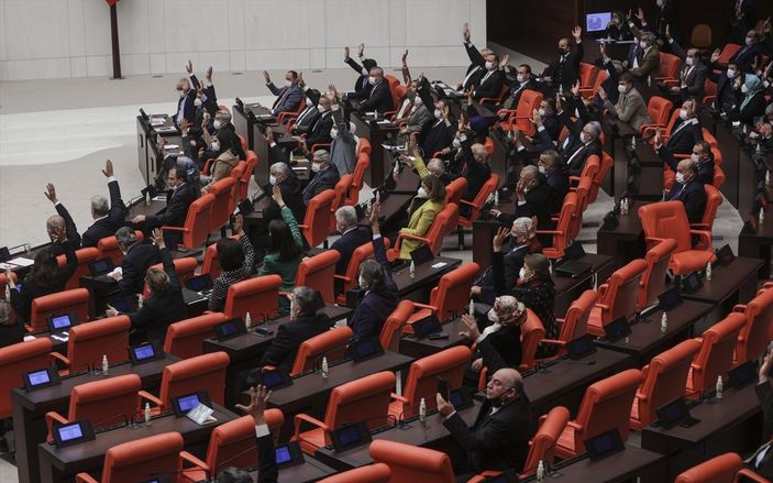 a TBMM'de Fuat Oktay konuşurken hoparlörden müzik açan TİP milletvekili Sera Kadıgil'e ceza