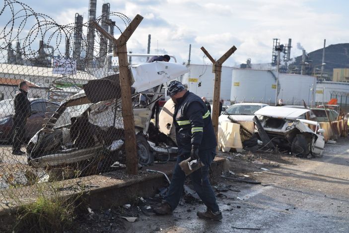 İzmir'de feci kaza: Otomobil ikiye bölündü