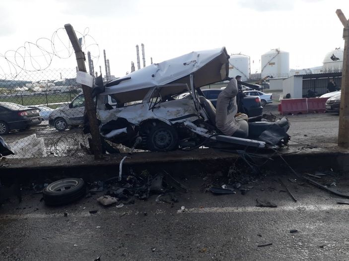 İzmir'de feci kaza: Otomobil ikiye bölündü