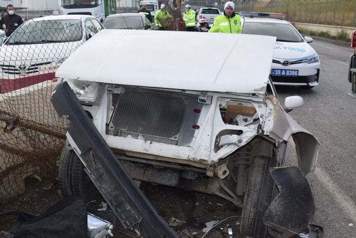 İzmir'de feci kaza: Otomobil ikiye bölündü
