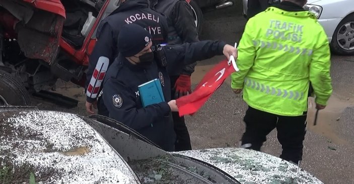 Kocaeli'deki polis, kaza yerindeki bayrağı elinden bırakmadı