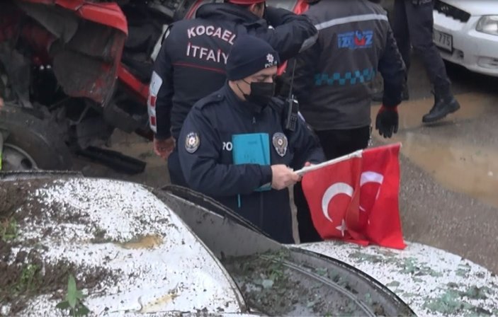 Kocaeli'deki polis, kaza yerindeki bayrağı elinden bırakmadı