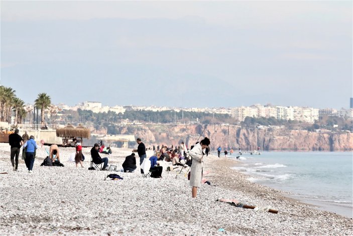 Antalya’da vatandaşlar denize girip, sahilde güneşlendi