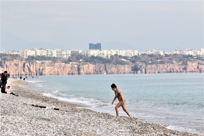 Antalya’da vatandaşlar denize girip, sahilde güneşlendi