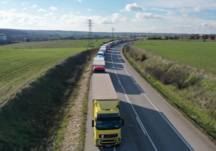 Hamzabeyli'de 32 kilometrelik tır kuyruğu