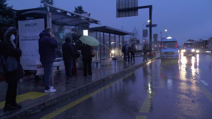 İstanbullular, hafta sonuna yağışla başladı