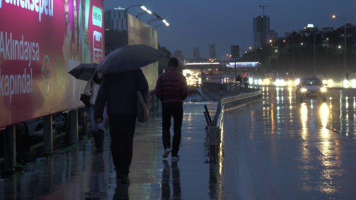 İstanbullular, hafta sonuna yağışla başladı