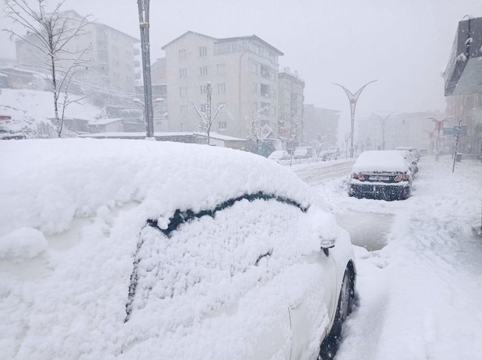 Antalya’da vatandaşlar denize girip, sahilde güneşlendi