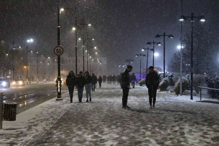 Antalya’da vatandaşlar denize girip, sahilde güneşlendi