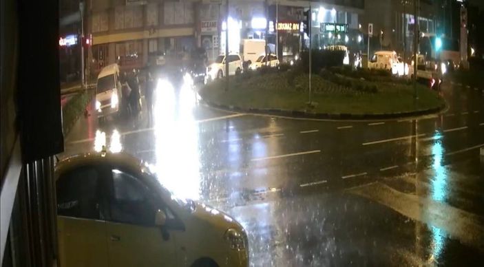 Zonguldak’ta yemek siparişi götüren kurye, minibüsün altında kaldı