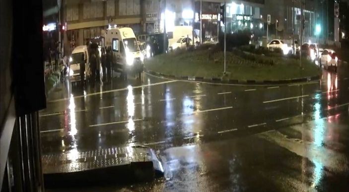 Zonguldak’ta yemek siparişi götüren kurye, minibüsün altında kaldı