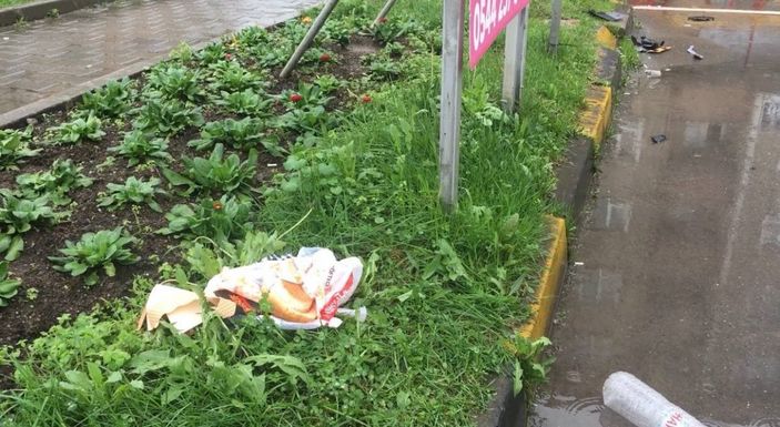 Zonguldak’ta yemek siparişi götüren kurye, minibüsün altında kaldı