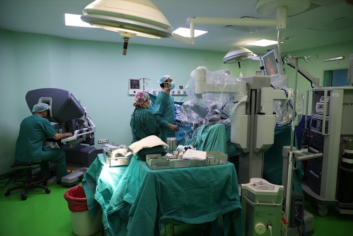 İstanbul Tıp Fakültesi'nde hastalara robotik cerrahi uygulanıyor