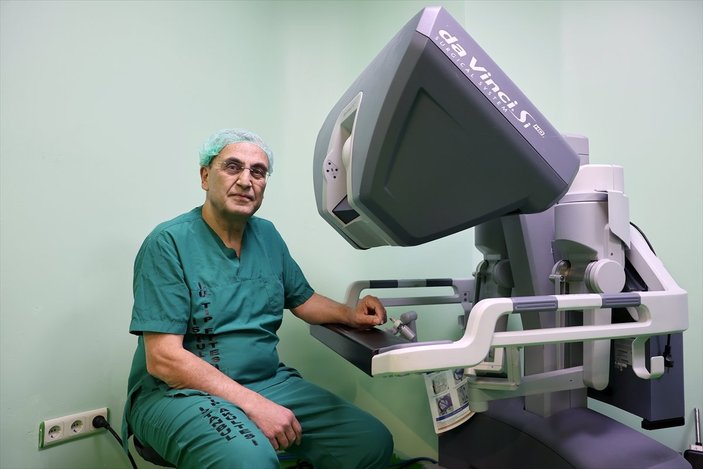 İstanbul Tıp Fakültesi'nde hastalara robotik cerrahi uygulanıyor