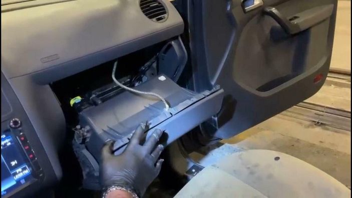 d İzmir’de, araçtaki uyuşturucu düzeneğini polis ortaya çıkardı