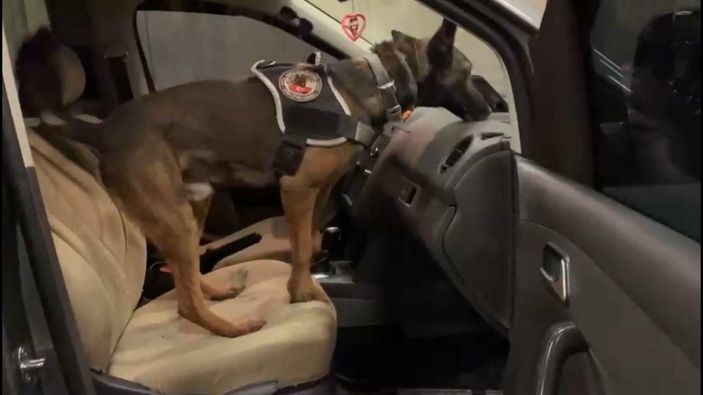 d İzmir’de, araçtaki uyuşturucu düzeneğini polis ortaya çıkardı