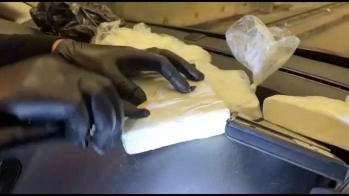 d İzmir’de, araçtaki uyuşturucu düzeneğini polis ortaya çıkardı