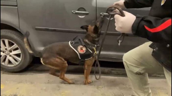 d İzmir’de, araçtaki uyuşturucu düzeneğini polis ortaya çıkardı
