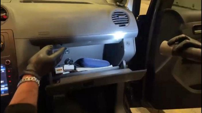 d İzmir’de, araçtaki uyuşturucu düzeneğini polis ortaya çıkardı