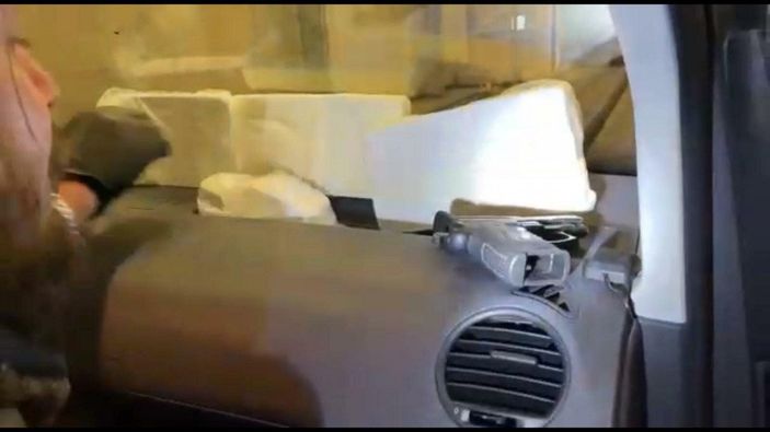 d İzmir’de, araçtaki uyuşturucu düzeneğini polis ortaya çıkardı