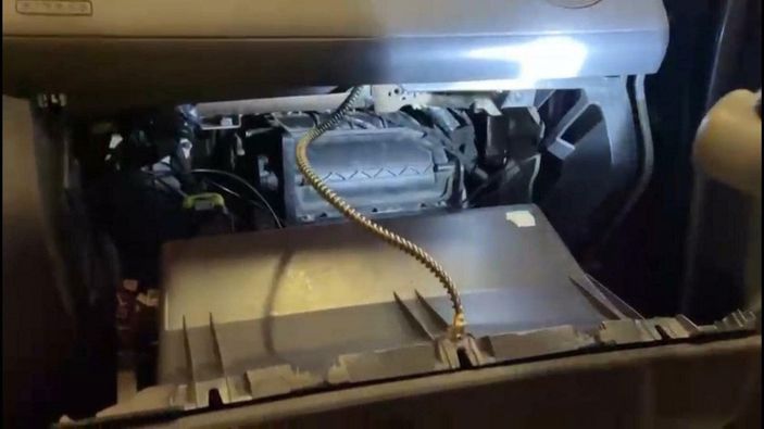 d İzmir’de, araçtaki uyuşturucu düzeneğini polis ortaya çıkardı