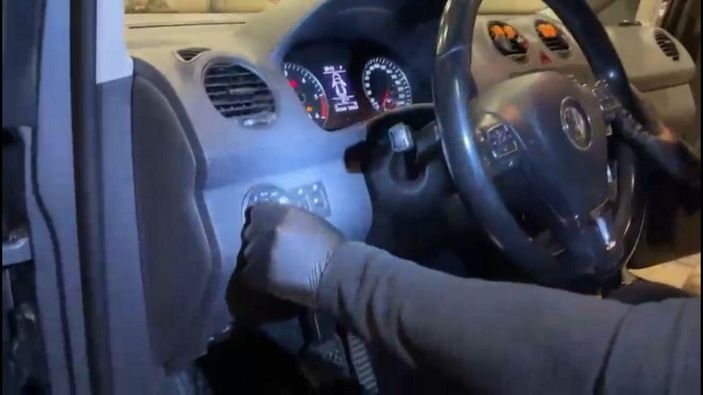 d İzmir’de, araçtaki uyuşturucu düzeneğini polis ortaya çıkardı