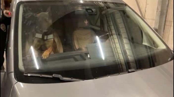 d İzmir’de, araçtaki uyuşturucu düzeneğini polis ortaya çıkardı