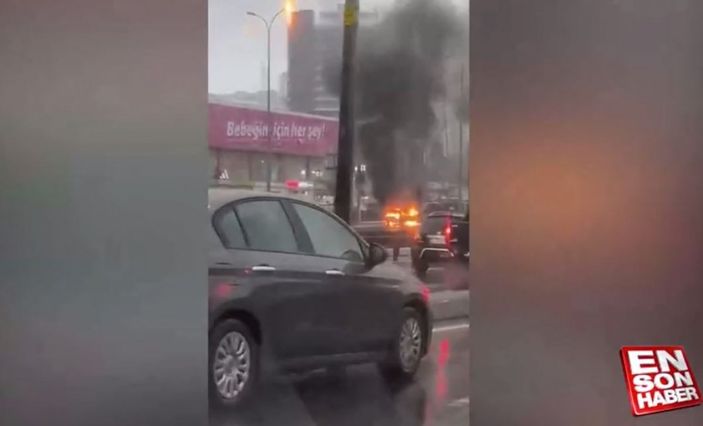 İstanbul'da araç, alev alev yandı