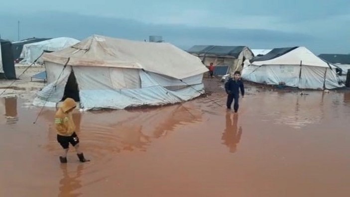 İdlib'deki sığınmacı kamplarını su bastı