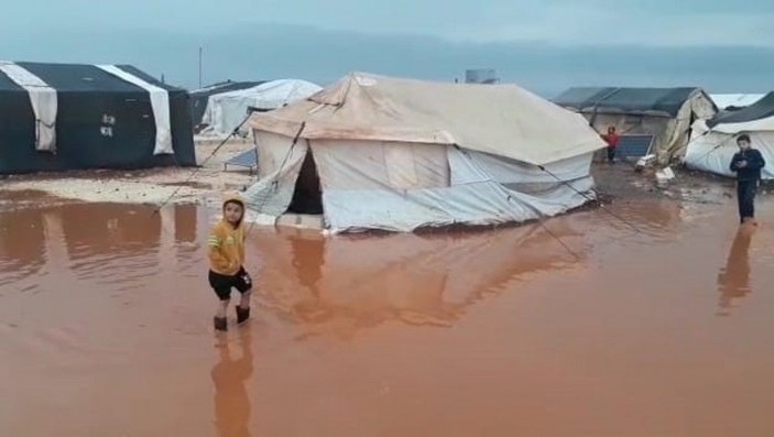 İdlib'deki sığınmacı kamplarını su bastı