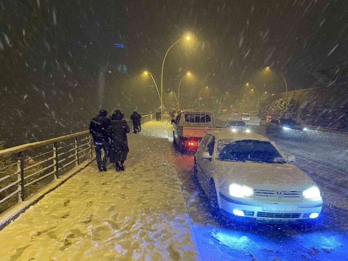 Konyalılar kar yağışını oyun havaları ile karşıladı