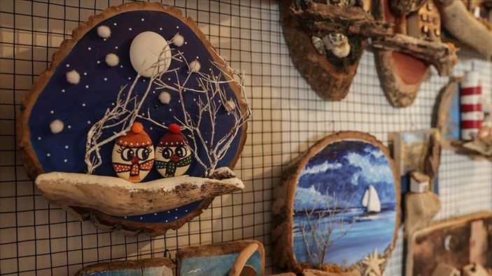 a İzmirli sanatçı, denizden topladığı ağaç parçalarını esere dönüştürüyor