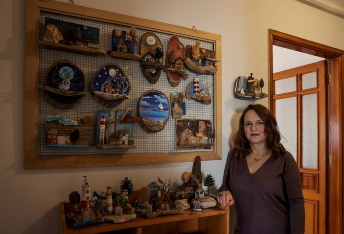 a İzmirli sanatçı, denizden topladığı ağaç parçalarını esere dönüştürüyor