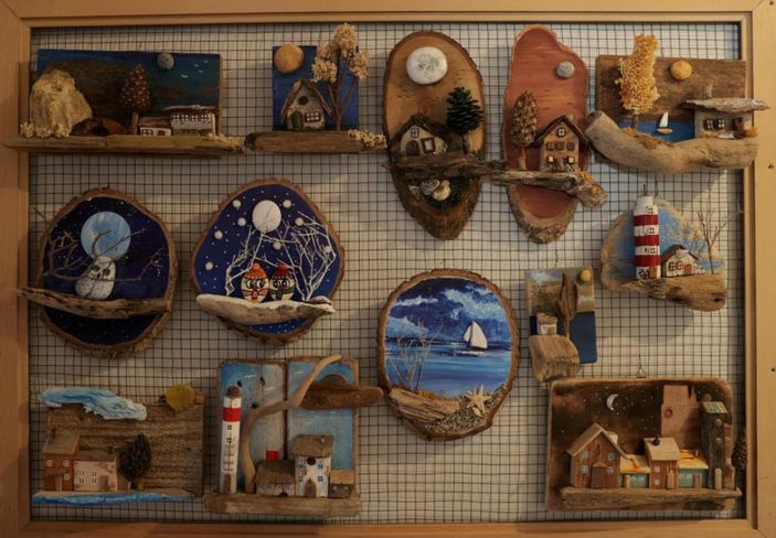 a İzmirli sanatçı, denizden topladığı ağaç parçalarını esere dönüştürüyor