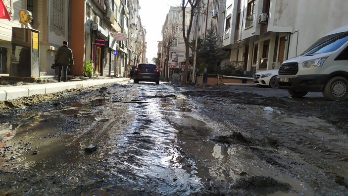 Bakırköy'de bakım çalışması yapılan cadde çamurla kaplandı