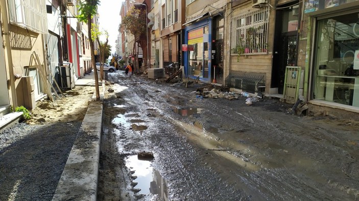Bakırköy'de bakım çalışması yapılan cadde çamurla kaplandı