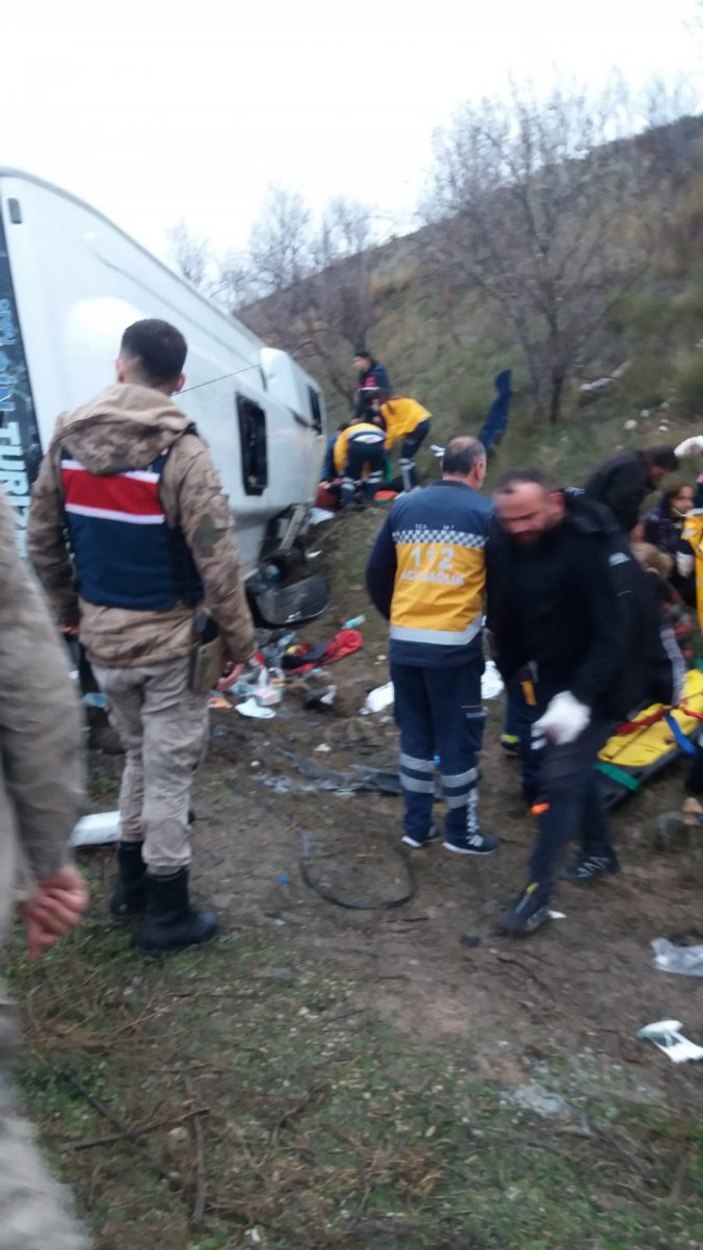 Amasya’da tur midibüsü devrildi: Yaralılar var