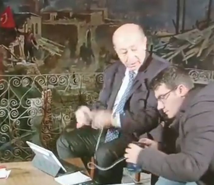 Gazeteci Muharrem Sarıkaya, ses teknikerine tokat attı