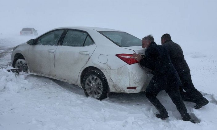 Muş’ta kar ve tipi: 30 kişi kurtarıldı