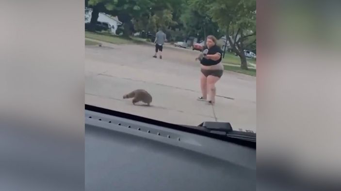 Rakundan kaçarken tepetaklak düşen kadın