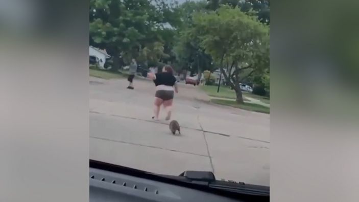 Rakundan kaçarken tepetaklak düşen kadın