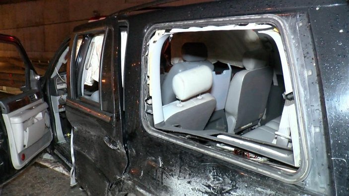 Sultanbeyli'de otomobil bariyere çarptı: 2 yaralı 