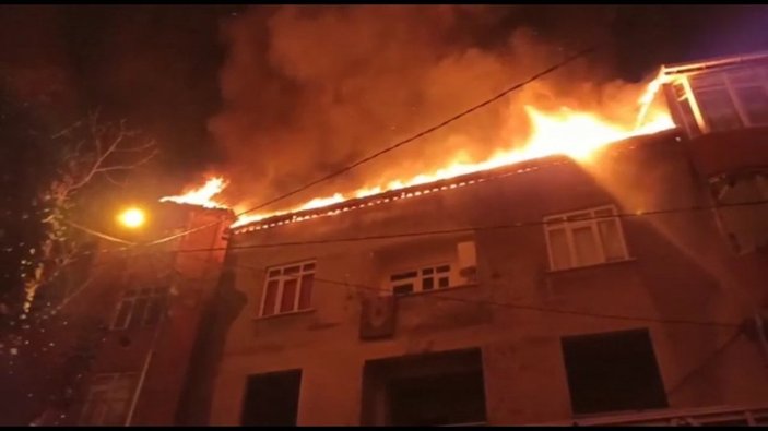 Avcılar’da bir binanın çatısında yangın çıktı