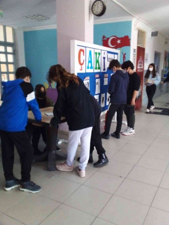 Balıkesir'de öğrenciler yaralı köpek için bir köşe hazırladı