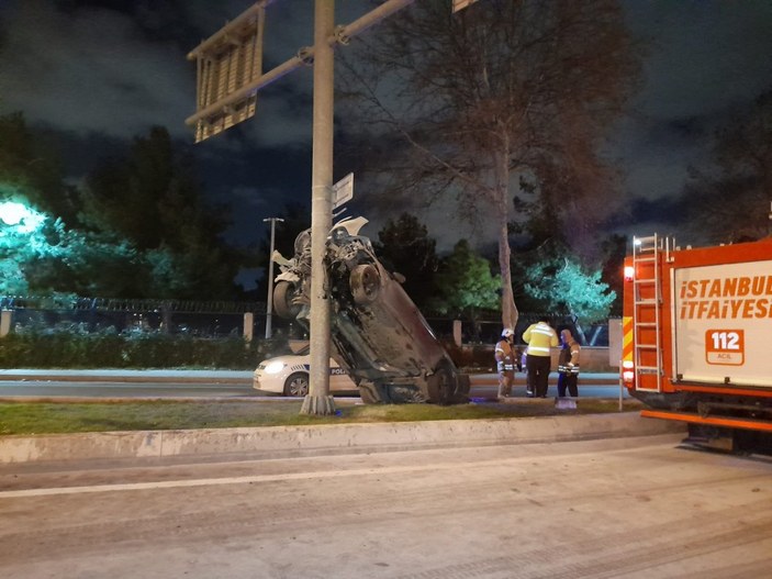 Bakırköy'de otomobil yön tabelası direğine asılı kaldı: 1 yaralı