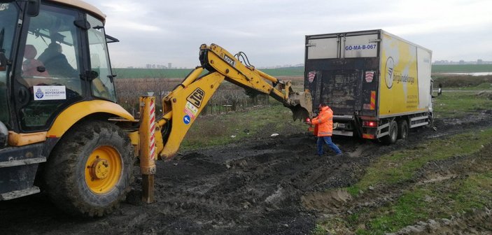 Avcılar’da, navigasyonla çıktığı yolda çamura saplandı